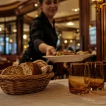 Brasserie de la paix Lille : table et verres ambrés, ambiance brasserie