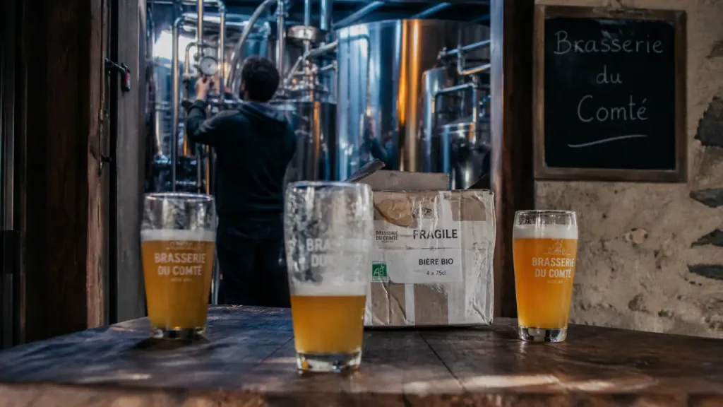 Brasserie du comte : verres de bière bio en cuves inox à Saint-Martin-Vésubie
