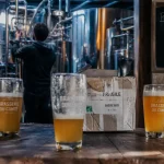 Brasserie du comte : verres de bière bio en cuves inox à Saint-Martin-Vésubie