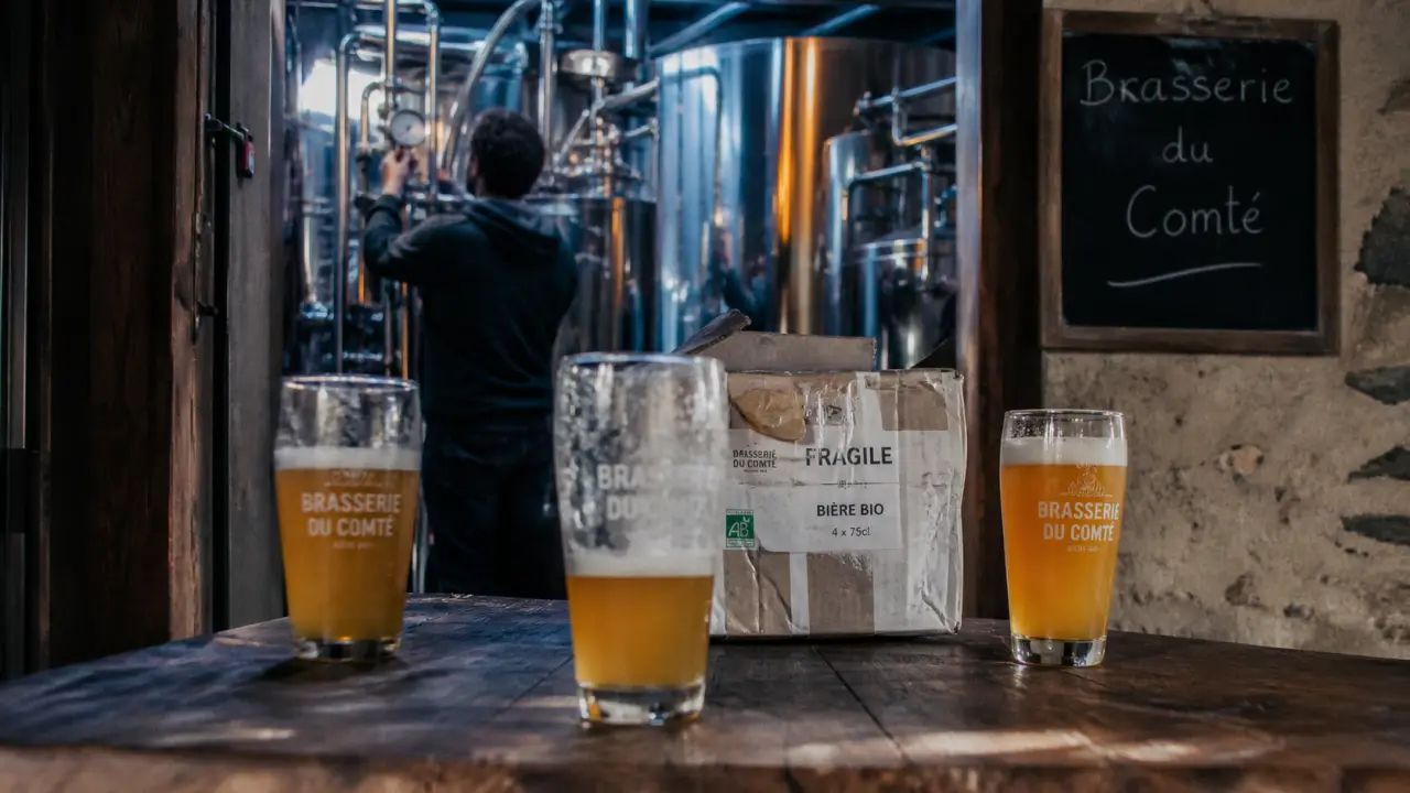 Brasserie du comte : verres de bière bio en cuves inox à Saint-Martin-Vésubie