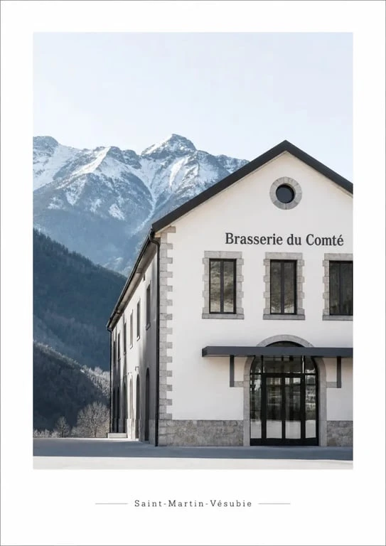 Façade de la Brasserie du Comté à Saint-Martin-Vésubie dans un paysage de montagne