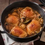 Poulet à la bière du nord : cocotte dorée nappée de sauce