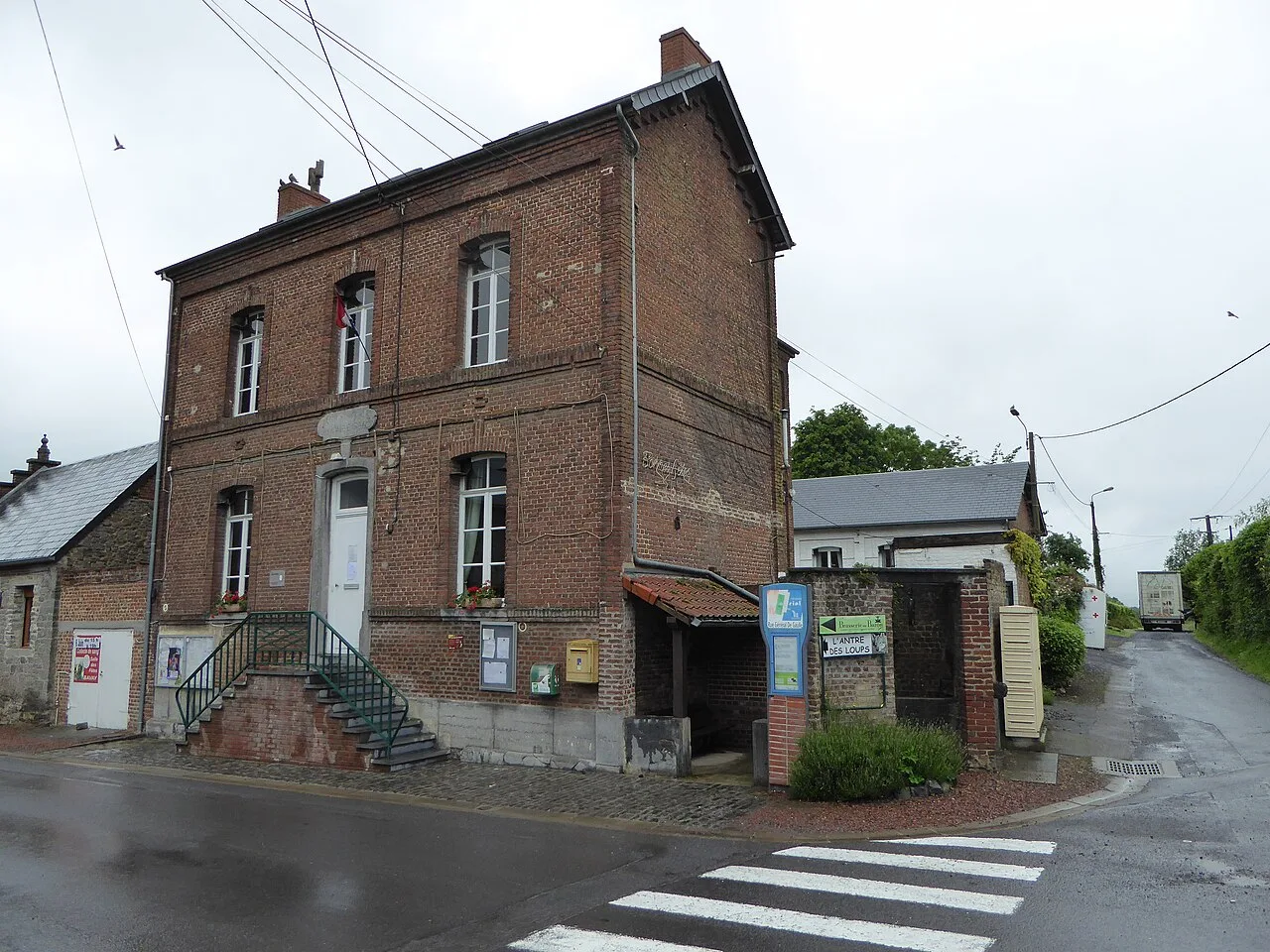 Mairie de Gussignies, commune de la brasserie Au Baron.